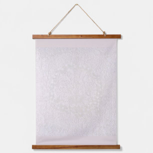 Roze op witte decoratieve kant hangend wandkleed