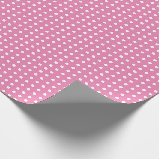 Roze opvulpapier met kleine pooldots cadeaupapier (Hoek)