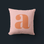 Roze Oranje Krachtig Monogram Initiaal Letter Aang Kussen<br><div class="desc">Deze kussensloop heeft een oversized oranje initiaal op een zachte roze achtergrond. Het krachtige,  grafische letterontwerp maakt het een leuke en gepersonaliseerde toevoeging aan een slaapkamer,  studentenhuis,  of kinderkamer. Volledig aanpasbaar met elke letter. Maakt een geweldig cadeau voor verjaardagen,  feestdagen,  of terug naar school.</div>