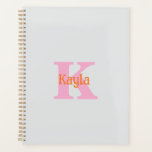 Roze Oranje Lichtgrijs Grijs Bruiloft Bridal Showe Planner<br><div class="desc">Persoonlijke initiaal en naam met koele roze en oranje kleuren op een lichtgrijze achtergrond,  en u kunt de kleuren indien gewenst wijzigen. Cool cadeau-idee of feestelijke gunst voor school,  universiteit,  afstuderen enz. of evenementen zoals bruiloften,  bruidsfeest,  baby shower enz.!</div>