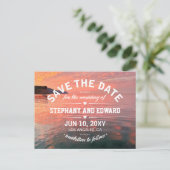 Roze Oranje Zonneonset Zee sparen de Datum Woorden Aankondigingskaart (Staand voorkant)