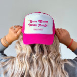 Roze & Oranje Zonsondergang sparen Water, Drink Ma Trucker Pet<br><div class="desc">Dit leuke,  kleurrijke retro ontwerp heeft een fel sinaasappel & roze zonsondergang thema.</div>