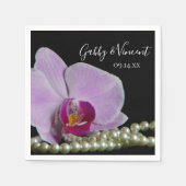 Roze orchidee en parels op het zwarte huwelijk servet (Voorkant)