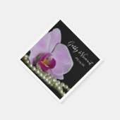 Roze orchidee en parels op het zwarte huwelijk servet (Hoek)