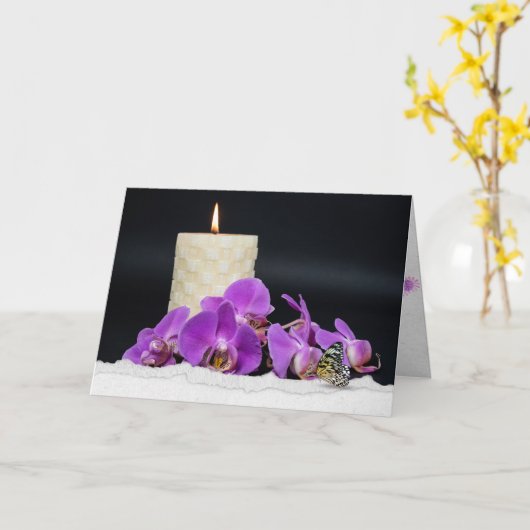 roze orchideeën en kaarsen met een vlindermedeleve kaart (Gele Bloem)