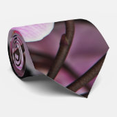 Roze orchideeën op een zwarte achtergrond stropdas (Opgerold)