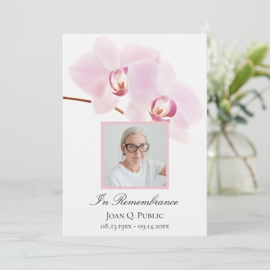 Roze orchideeën op witte begrafenisdienst programmakaart (Staand voorkant)