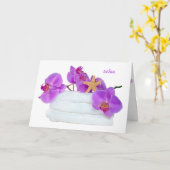 roze orchideeën op witte handdoeken met zeester kaart (Gele Bloem)