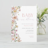 Roze & Paarse Baby in Bloom Baby shower Uitnodigin Kaart (Staand voorkant)