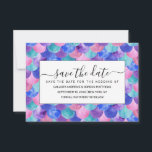 Roze Paarse blauwe Blauwgroen Waterverf Zeemeermin Save The Date<br><div class="desc">Dit meisjespatroon is perfect voor de trendy en stijlvolle vrouw. Het is voorzien van een helder roze, violet paars, blauwgroen groen aqua en kobalt blauw met de hand geschilderd patroon van waterverf mermaïde schalen. Het is artistiek, modern, uniek, schattig en . ***BELANGRIJKE NOTA VAN HET ONTWERP: Voor om het even...</div>