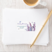 Roze paarse bloemenvlinder jarig etiket (Insitu)