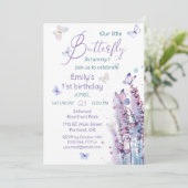 Roze paarse bloemenvlinder jarig kaart (Staand voorkant)