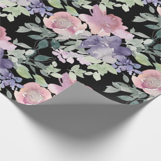 Roze Paarse bloemenzwarte achtergrond Cadeaupapier (Hoek)