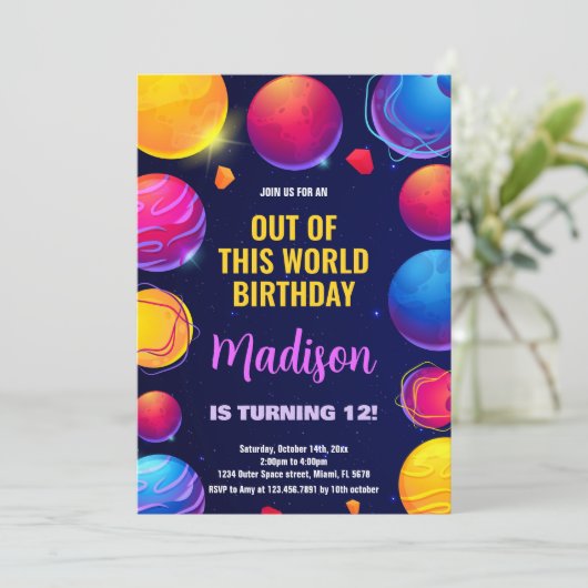 Roze Paarse buitenruimte Maandag Uitnodigingen (Staand voorkant)