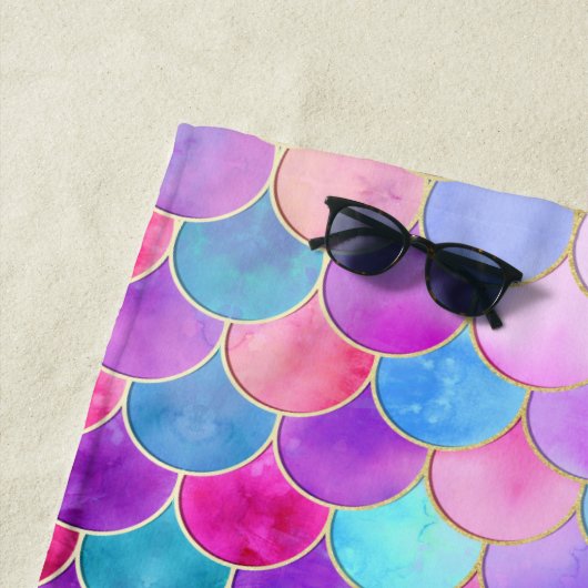 Roze, Paarse en Aqua Mermaid Scale Patroon Strandlaken (In situ)