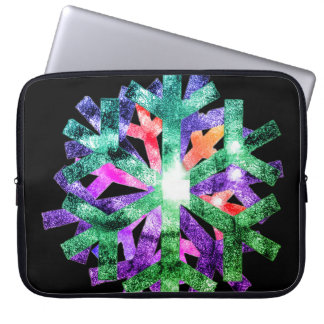 Roze, paarse en groene sneeuwvlokken op elektronic laptop sleeve