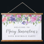Roze Paarse Floral 90th Birthday Welkomstbanner Hangend Wandkleed<br><div class="desc">Langs de bovenkant van deze 90e verjaardagsfeestbanner is de lantaarnachtige bloemrand voorzien van zachte roze, paarse en blauwe bloemen die in een verscheidenheid aan groene bladeren zijn genummerd. Dangles geven het een moderne Boho-chic vibe. De naam van de verjaardagsberoemde wordt geschreven in een manuscriptdoopvont. Alle tekst kan worden bewerkt. Deze...</div>