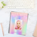 Roze paarse foto naam holografisch planner<br><div class="desc">Een regenboogkleurige achtergrond in paarse, roze met elegante roze en paarse druppels, verfdruppelende look. Personaliseer en voeg uw eigen foto, naam en een jaar toe. De naam is in het grijs geschreven met een groot modern handgeschreven stijlschrift met moerassen. Als u wilt dat de swashes alleen de voorbeeldnaam verwijderen, laat...</div>