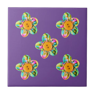 Roze, paarse, gele bloemen op violet tegeltje