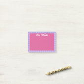 Roze Paarse Gingham Rand Naam in Cool Schrift Post-it® Notes (Op bureau)