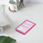 Roze paarse glitter druppelt monogram naam meisje drievoud portemonnee<br><div class="desc">Een holografische, iriserende eenkleurige achtergrond. Gedecormeerd met roze, paarse en roos goudfaux glitterdruppels, een druppelaar. Personaliseer en voeg jouw naam toe. De naam wordt geschreven met een handgeschreven stijlmanuscript met schuine streep. Om de spoelbeurten te houden schrap slechts de steekproefnaam, verlaat de ruimten of emoji's voor en na de naam....</div>