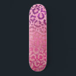 Roze Paarse Glitter Leopard Animal Print Gradiënt Persoonlijk Skateboard<br><div class="desc">Dit chic en glamoureus patroon is perfect voor het trendy en stijlvolle meisje. Het is voorzien van een faux, paars tot roze, dunne glitterachtige afdrukgradiënt boven op de fuchsie tot lila cheetah print ombre. Het is uniek, elegant, , korrelig en cool. ***BELANGRIJKE NOTA VAN HET ONTWERP: Voor om het even...</div>