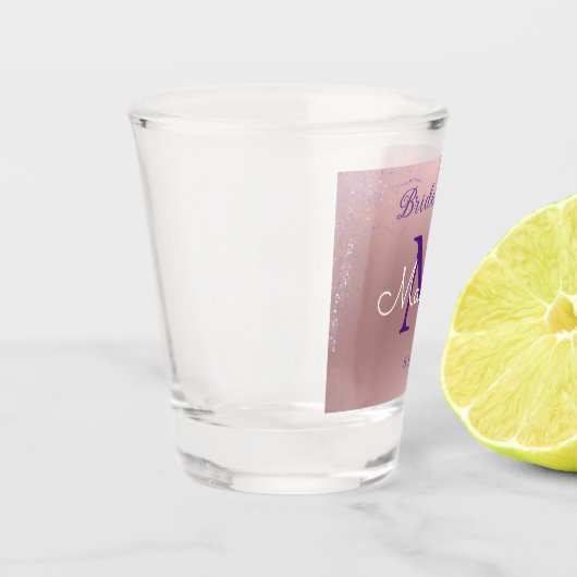 Roze paarse glitters bruidsmeisje monogram initial shot glas (Links)