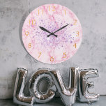 Roze paarse glitterspleet grote klok<br><div class="desc">Roze marmerdruk met paars faux glitter stof. Golden getallen.</div>