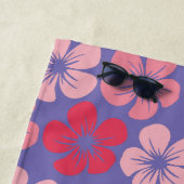 Roze Paarse Hawaiian Flowers Persoonlijke naam Strandlaken (In situ)