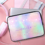 Roze paarse holografische schittering laptop sleeve<br><div class="desc">Een trendy holografische iriserende achtergrond met eenhoorn- en regenboogpastelkleuren in roze, paarse, mintgroen. Versierd met faux sparkles. Paarse letters. Personaliseer en voeg jouw namen toe die zijn geschreven met een met de hand geletterd script met moerassen. Als u wilt dat de swashes alleen de voorbeeldnaam verwijderen, laat u de spaties...</div>