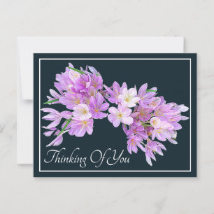 Roze/paarse krokus grijze achtergrond denk aan jou briefkaart