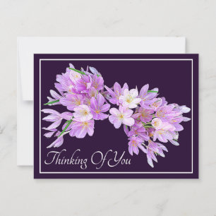 Roze/paarse krokus paarse achtergrond denk aan jou briefkaart