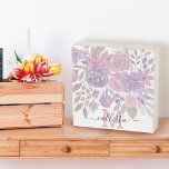 Roze Paarse lichte Sage Groene Florence Waterverf Houten Kist Print<br><div class="desc">Dit elegante en patroon is perfect voor de trendy en stijlvolle vrouw. Hij heeft een handbeschilderde roze, paarse en lichte groene bloemen en bladeren boven op een eenvoudige witte achtergrond. Het is artsy, girly, land, schattig, uniek en trendy. Pas dit ontwerp aan met uw eigen gepersonaliseerde monogram naam en initiaal....</div>