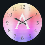 Roze Paarse metaalmonogram naam en Initiaal Grote Klok<br><div class="desc">Roze en Paarse Ombre Pastel faux Metallic Monogram Name and Initiaal Serving Wall Clock. De Wall Clock geeft het perfecte cadeau aan iemand die van roze en Paars roestvrij staal houdt.</div>