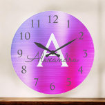 Roze Paarse metaalmonogram naam en Initiaal Grote Klok<br><div class="desc">Roze en Paarse Ombre Pastel faux Metallic Monogram Name and Initiaal Serving Wall Clock. De Wall Clock geeft het perfecte cadeau aan iemand die van roze en Paars roestvrij staal houdt.</div>