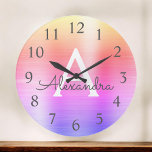 Roze Paarse metaalmonogram naam en Initiaal Grote Klok<br><div class="desc">Roze en Paarse Ombre Pastel faux Metallic Monogram Name and Initiaal Serving Wall Clock. De Wall Clock geeft het perfecte cadeau aan iemand die van roze en Paars roestvrij staal houdt.</div>