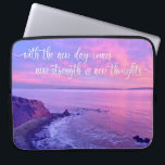 Roze Paarse Ocean Sunset Foto Inspirerend Quote Laptop Sleeve<br><div class="desc">"Met de nieuwe dag komt nieuwe kracht en nieuwe gedachten." Deze dramatische kustlijn, Palos Verdes, Californië, pristine, het klif van het oceaanstrand, die dicht bij zonsondergang wordt genomen, zorgt voor rust en eenzaamheid wanneer je deze elegante, fotografische neopreenlaptop gebruikt. Een inspirerend citaat in wit calligrafiekmanuscript bedekt de foto. Verkrijgbaar in...</div>