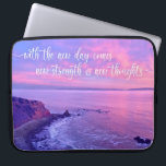 Roze Paarse Ocean Sunset Foto Inspirerend Quote Laptop Sleeve<br><div class="desc">"Met de nieuwe dag komt nieuwe kracht en nieuwe gedachten." Deze dramatische kustlijn, Palos Verdes, Californië, pristine, het klif van het oceaanstrand, die dicht bij zonsondergang wordt genomen, zorgt voor rust en eenzaamheid wanneer je deze elegante, fotografische neopreenlaptop gebruikt. Een inspirerend citaat in wit calligrafiekmanuscript bedekt de foto. Verkrijgbaar in...</div>