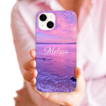 Roze Paarse Ocean Sunset Girly Glam Confetti Naam iPhone 15 Case<br><div class="desc">Herinner je zomervakantie elke keer dat je deze persoonlijke telefoonzaak van de naamcel gebruikt. Geniet van de eenzaamheid van de Californische Stille Oceaan met deze verbluffende, paarse, roze en blauwe zonsonderste foto, voorzien van kleine, dunne paarse en gouden, korrelige glazen confetti stippen. Het is een geweldig cadeau voor iemand speciaal!...</div>