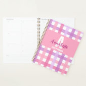 Roze Paarse pastel Monogram Gingham Pattern Planner (Display)