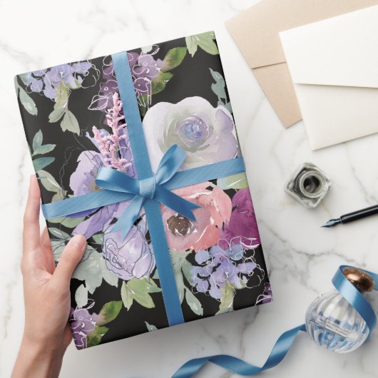 Roze Paarse Rozen Zwarte Achtergrond Cadeaupapier (Geschenken)