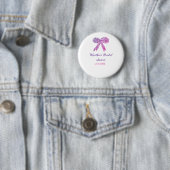 Roze paarse strik glans glitters bruiloft naam ronde button 5,7 cm (In situ)