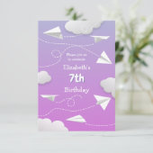 roze paarse verjaardag van vliegende papieren vlie aankondiging (Staand voorkant)