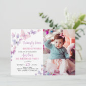 Roze Paarse vlinder eerste uitnodiging (Staand voorkant)