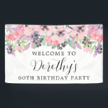 Roze Paarse wilde bloem 60th Birthday Welkom Spandoek<br><div class="desc">Feminine en zoete blauwe roze en paarse bloemen versieren de top van deze welkome banner van het 60ste verjaardagsfeest. Ontworpen om te coördineren met het 60ste collectie van de Dusty Pink en Paarse Wilde Bloem.</div>