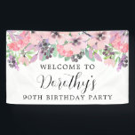 Roze Paarse wilde bloem 90th Birthday Welkom Spandoek<br><div class="desc">Feminine en zoete blauwe roze en paarse bloemen versieren de top van deze welkome banner van het 90ste verjaardagsfeest. Ontworpen om te coördineren met het 90e Birthday Dusty Pink en Paarse Wilde Bloem collectie.</div>
