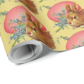 Roze paaseieren en bundels op geel omlooppapier cadeaupapier (Rol Hoek)