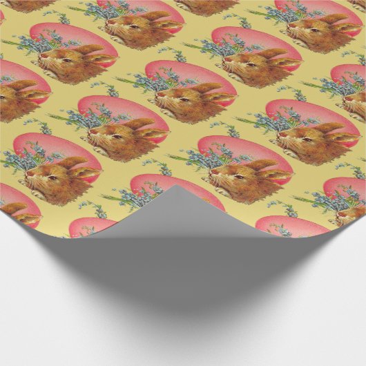 Roze paaseieren en bundels op geel omlooppapier cadeaupapier (Hoek)