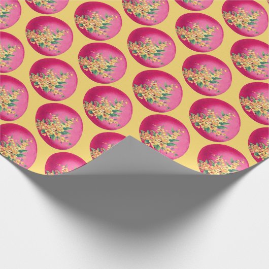 Roze paaseieren op geel omlooppapier cadeaupapier (Hoek)