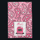 Roze Paisley & Stove persoonlijke keukenhanddoeken<br><div class="desc">Een keukenhanddoek met een roze paisleyvormig ontwerp.  Personaliseer uw jouw naam boven roze retro kachel.</div>